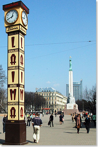 Die Laima-Uhr zwischen Altstadt und Freiheitsdenkmal
ist der beliebteste Treffpunkt der lettischen Hauptstadt. Errichtet wurde sie 1924 von der Laima-Schokoladenfabrik (die es bis heute gibt), um die
Arbeiter zur Pnktlichkeit zu mahnen.