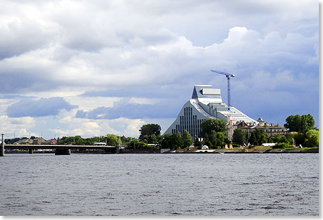 Blick von der Daugava auf die neue Lettische Nationalbibliothek. Das von dem lettisch-amerikanischen Architekten Gunnar Birkerts entworfene Gebude greift in seiner Form und Gestaltung Motive lettischer Volkslegenden auf und wird deshalb auch Gaismas Pils (Lichtschloss) genannt