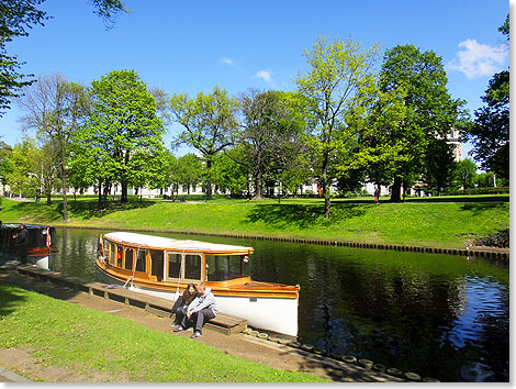 Wenige Schritte vom Freiheitsdenkmal entfernt, ldt Rigas ltester Park, Vermanes darzs (Whrmannscher Garten) zu Spaziergngen oder Rundfahrten ein. Per Ausflugskahn geht es von dort ber die gefluteten Grben der mittelalterlichen Stadtbefestigung auf den Daugava-Fluss und wieder zurck.