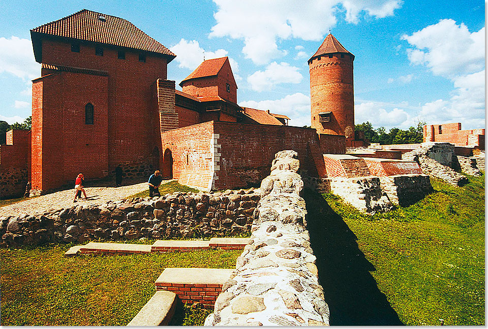 Die sagen- und legendenumwobene Burg Turaida bei Sigulda wird im August Spielsttte eines modernen Opernfestivals. Die Geschichte der mittelalterlichen Festung, die man mit einer Seilbahn erreichen kann, reicht bis ins Jahr 1214 zurck.
