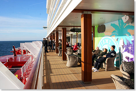 Die 
	gemtlichen Korbsessel der Sugarcane Mojito Bar auf Deck 8 laden an der 
	Waterfront zum Sonnenbaden ein