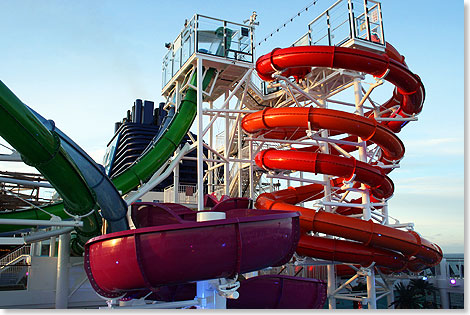 Ein 
	Schiff, fnf Wasserrutschen: links die beiden Free Fall-Rutschen (blau und 
	grn), in der Mitte die Familienrutsche (violett) und rechts die beiden 
	Parallelrutschen The Whip (rot)