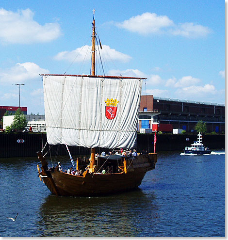 Stolz und von vielen bewundert ist die Kogge BREMEN. Unser Archivbild zeigt sie in einem Bremer Hafenbecken