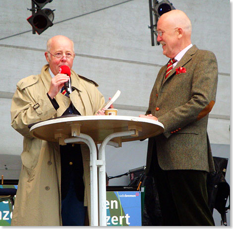 Gnther 
	Meyer war der letzte Moderator des Hafenkonzerts von Radio Bremen. Hier 
	interviewt er auf der Bhne Dieter Bromund ber sein Buch Piratenjagd