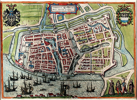 Emden urbs Frisiae orientalis primaria: Emden, die erste Stadt Ostfrieslands, ist heute Reformationsstadt Europas. Die kolorierte Radierung zeigt das Stadtbild aus dem Jahre 1575.