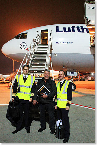 Gruppenbild mit Kapitn (links), Autor und First Officer in 
			Frankfurt am Main
