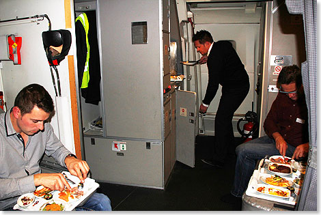 Flugkapitn 
	Degen holt Essen aus der Galley und bedient die beiden Pferdepfleger