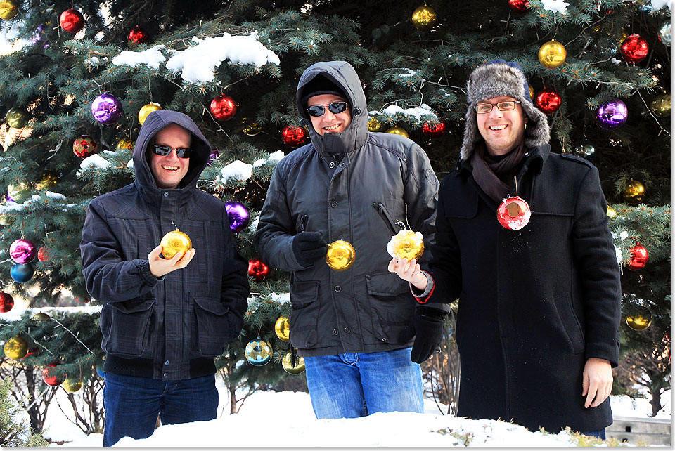 First Officer Tim Holderer, Flugkapitn Jrg Degen und 
		Flugbegleiter Jens vor einem Weihnachtsbaum in Almaty, Kasachstan