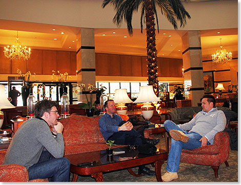 Kasachstan. Zivil entspannte Runde der Crew in der Hotel Lobby 
	in Almaty
