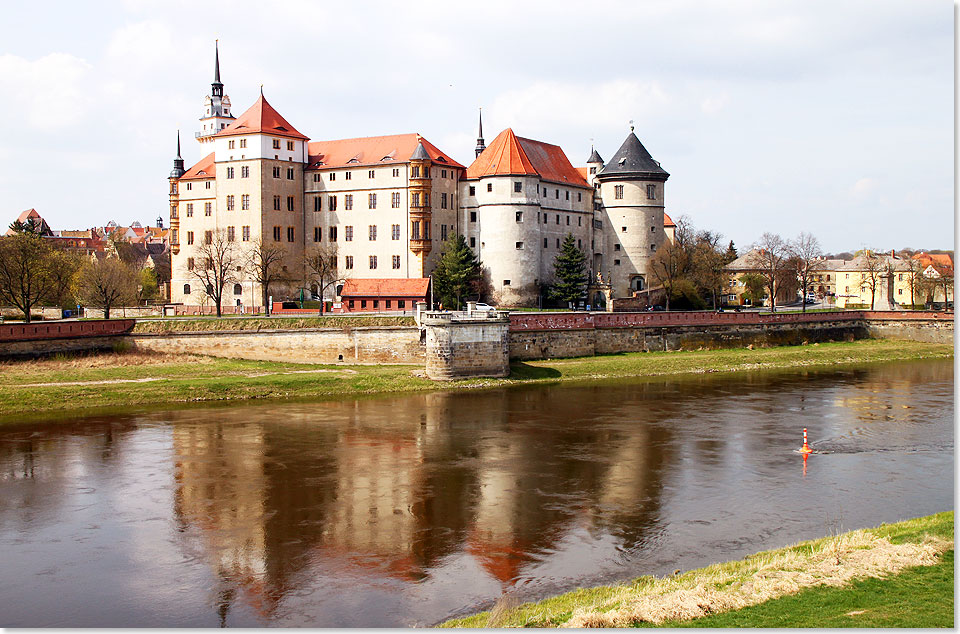 Schloss 
	Hartenstein spiegelt sich vor Torgau in der Elbe.