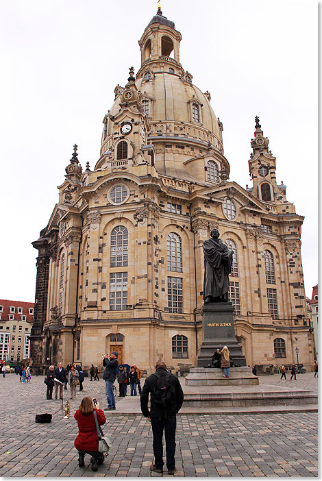 Wiedererstandenes 
	Dresden  die Frauenkirche. Davor das Luther-Denkmal, das nicht zerstrt 
	wurde.