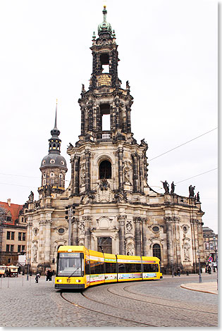Die Dresdner Schlosskirche an der Augustusbrcke.