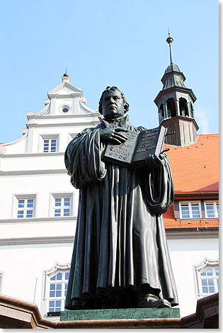 Das Denkmal von Martin Luther auf dem Rathausplatz
von Wittenberg.