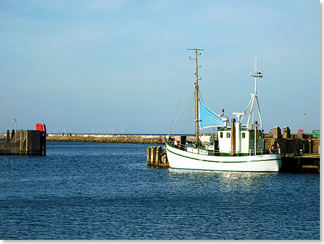 Die 
	typischen kleinen dnischen Holzfischerboote sind auch in Gren seltener 
	geworden. Weit im Hintergrund dafr der neue Anholt Offshore Windpark.