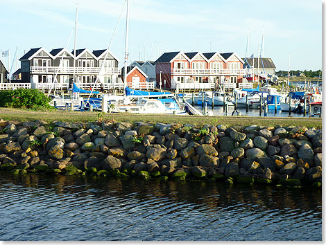 Am 
	Nordkanal in Gren bilden der Yachthafen und die Feriensiedlung Skakkes 
	Holm eine kleine Urlaubsidylle.