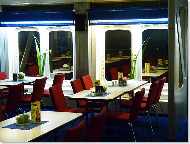 Typisch skandinavisch: Minimalistische Gemtlichkeit in der Main Lounge der STENA NAUTICA.