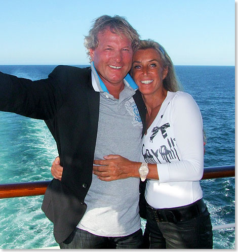Bernhard Brink und Ehefrau Ute an der Reling der SEVEN SEAS MARINER von Regent Seven Seas Cruises.