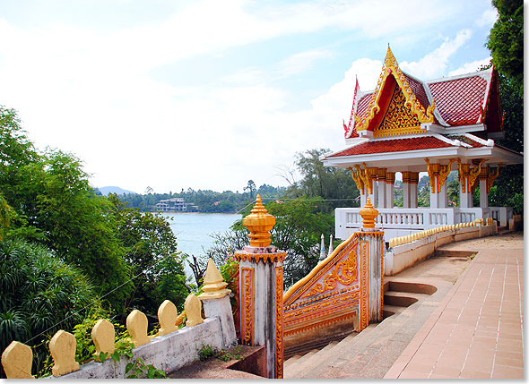 Das 
	einstige Hippie-Paradies Koh Samui zhlt heute zu den begehrtesten Zielen 
	fr erholungssuchende Touristen in Thailand. Im Bild: Blick vom Wat Sila Ngu 
	auf die Kste bei Lamai.