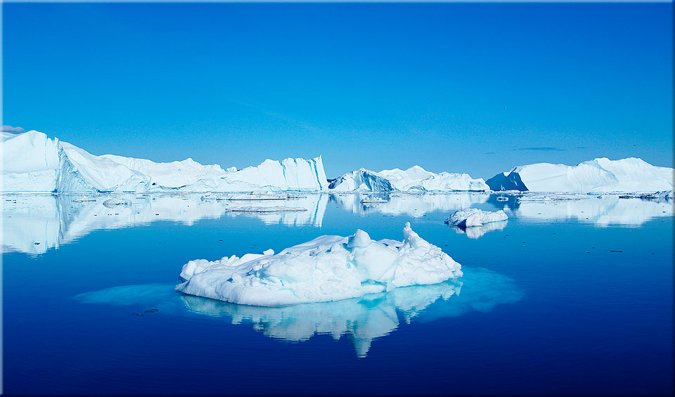  Im Ilulissat Eisfjord. Die Passagiere sind umringt von Farbtnen in wei bis azurblau.

