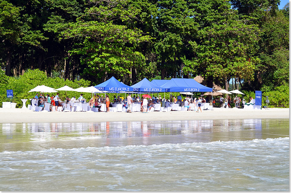 Premiere fr die Passagiere der MS EUROPA 2: Lunchtime am schnsten Strand der Andamanen.