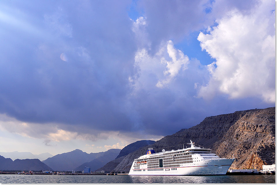 MS EUROPSA 2 an der Pier von Khasab  Ausgangspunkt fr eine Dhaufahrt durch die Fjordlandschaft des Omans. 