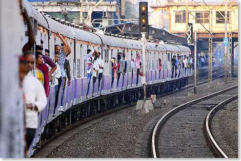 In der 16 Millionen Einwohner zhlenden Metropole Mumbai sind die Nahverkehrszge nicht nur zur Rush-Hour stark gefragt.