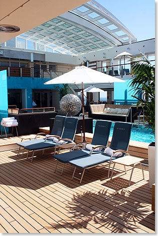 Entspannung pur: Lounge-Atmosphre am Pool der MS EUROPA 2.