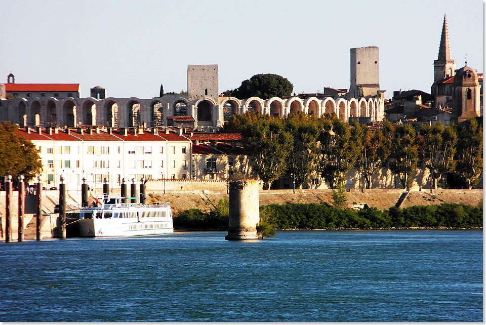Wahrzeichen von Arles, vom Fluss aus, ist die rmische Arena mit ihren Bgen.