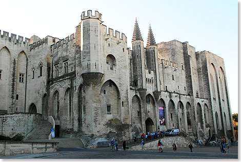 Der Palast der Ppste, die zwischen 1335 und 1430 von Avignon her ihre Macht ausbten. Sehr viel spter wurde aus dem Palast eine Kaserne. Er gehrt heute zum Welterbe.