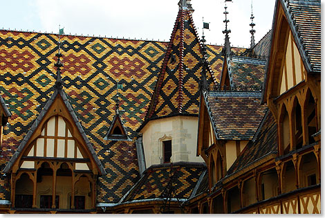 Ihren Reichtum aus dem Weinhandel zeigte die Stadt Beaune schon im Mittelalter auch mit reich geschmckten Dchern, hier das Dach des Hotels Dieu.