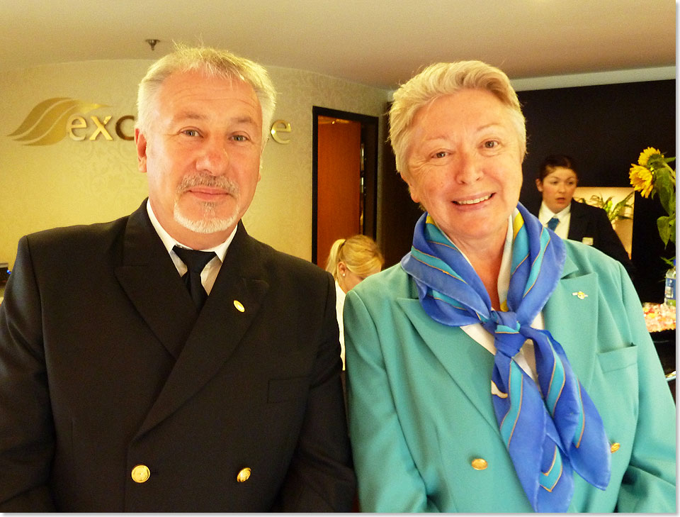 Philippe Stypa, Kapitn der MS EXCELLENCE, und Sonia Laureyssens, Kreuzfahrt-leiterin von Phoenix Reisen, erwarten ihre Gste. 
