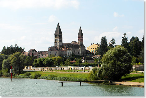 Kirchen sind immer Wahrzeichen der Stdte am Fluss wie hier in der Umgebung von Chalons-sur-Sane. 