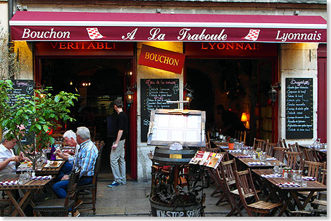 Zurck in Lyon. Bouchons Lyonnaises sind Restaurants, in denen sich einst auch die armen Seidenweber der Stadt Lyon ein Essen gnnen konnten. Noch heute ziehen Bouchons ihre Stammgste in der Altstadt an, ebenso fremde Besucher.