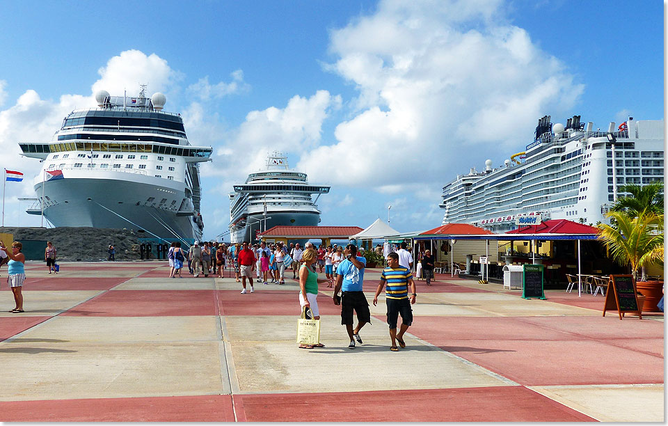 Heute liegen drei Cruiser in St. Maarten  links die ECLIPSE, Mitte die AZURA, rechts die NORWEGIAN EPIC. Macht alles in allem 8.000 Extra-Shopper auf dem Inselchen. 