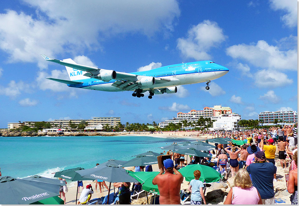 Die legendrste Szene der Karibik: Wenn der KLM-Jumbo aus Amsterdam ber Mano Beach donnert, flippen die Planespotter aus. Und lassen sich vom heien Schub direkt ins Wasser blasen. 