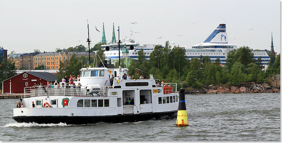 Die Fhre nach Suomenlinna passiert die SILJA EUROPA.