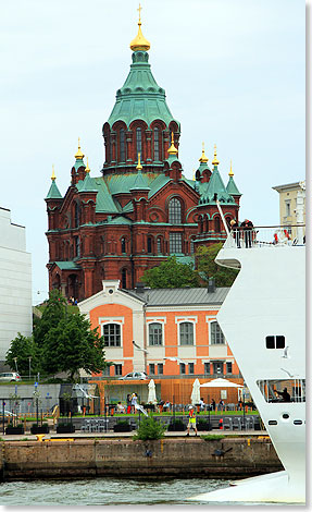 Helsinki  die Uspenski Kathedrale am Hafen.
