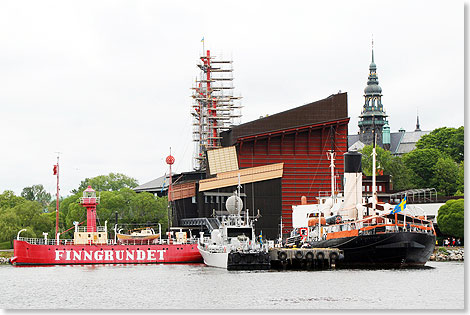 Stockholm  Das Vasa-Museum auf Djurgarden mit Museumsschiffen davor.