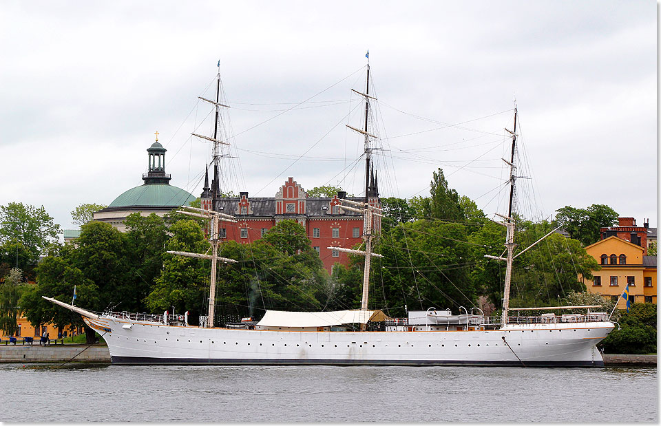 Stockholm  Ein Ex-Segelschulschiff vor der Jugendherberge AF CHAPMAN auf der Insel Skeppsholmen.