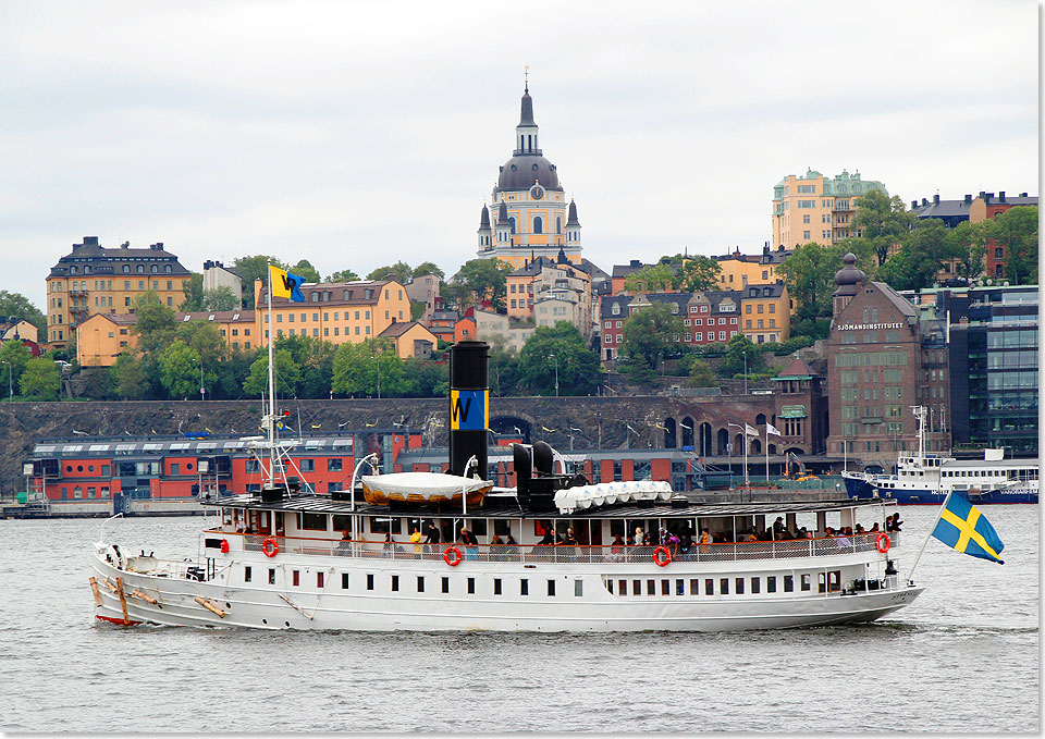 Stockholm  ein alter Dampfer passiert vor Gamla Stan, der Altstadt.
