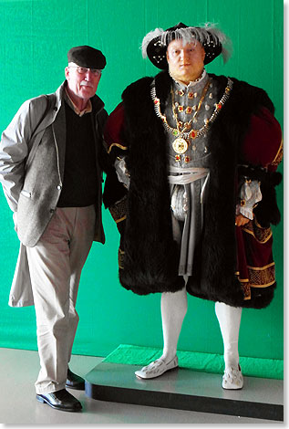 Heinrich VIII. von England (mit dem Autor als Besucher). Der englische Knig grndete nicht nur die anglikanische Kirche, als der Papst ihm eine Ehescheidung verweigerte. Er war auch bedeutender Frderer der englischen Flotte und hat in Portsmouth seinen Platz im Museum der MARY ROSE.
