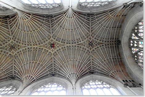 Nicht nur uerlich hat Englands Sden eine eigene Kirchenarchitektur entwickelt. Der Blick nach oben zeigt in Bath ein Deckenmuster, das auf der Welt seinesgleichen sucht. 
