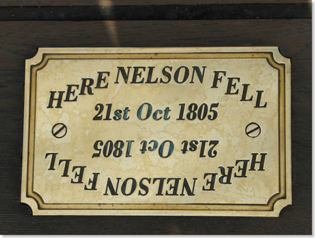 Eine stets glnzend polierte Messingplakette erinnert an Deck an die Stelle, in der ein feindlicher Schtze mit seiner Muskete in der Schlacht von Trafalgar am 21. Oktober 1805 Admiral Lord Nelson tdlich traf.