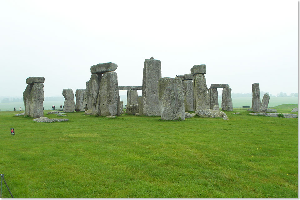 Stonehenge ist weltberhmt. Um dieses steinzeitliche Denkmal vor andenkenhungrigen Besuchern zu schtzen, darf man es nur noch von weitem auf festen Wegen besichtigen.