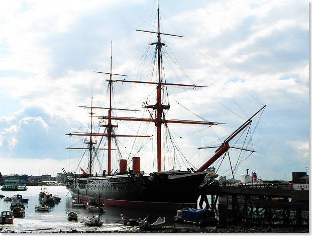 Ihrer Majestt Schiff WARRIOR war das erste eisenbewehrte Kriegsschiff der Welt, das noch unter Segel kmpfen konnte. Es liegt heute im Hafen des Museums der Royal Navy in Portsmouth. 