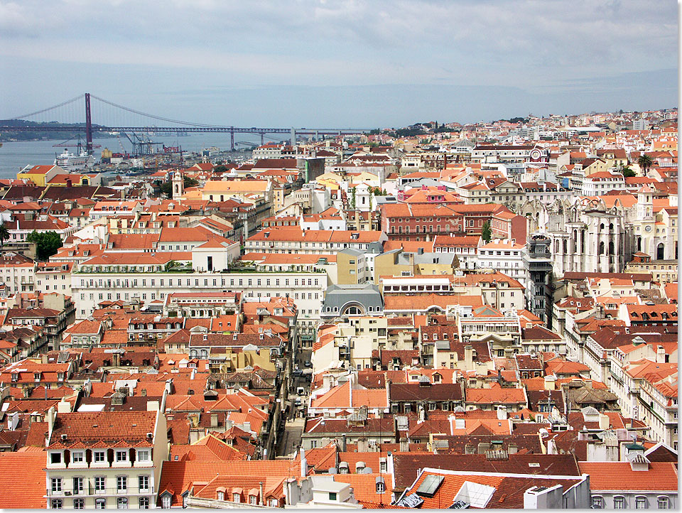 Blick ber Lissabon und den Tejo.