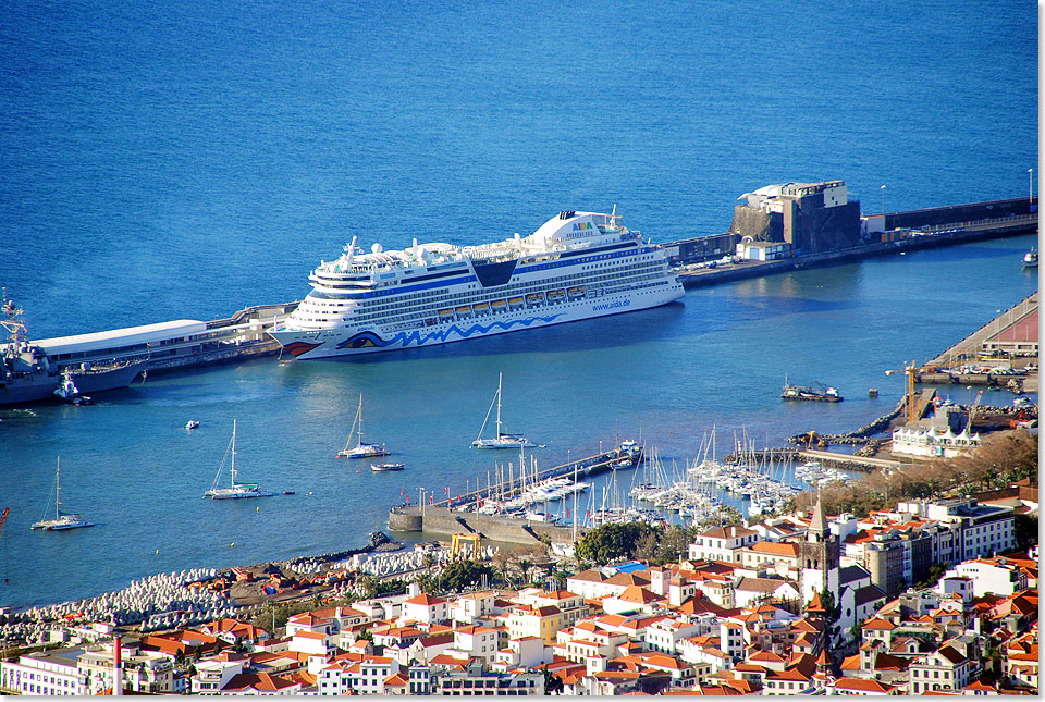 Die allermeisten Touristen kommen als Gast groer Kreuzfahrtschiffe, die Madeira fast tglich und unter vielen Flaggen anlaufen. Der Kreuzfahrttourismus entwickelte sich seit den 1950er Jahren. 