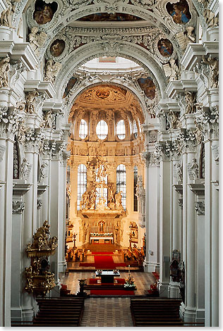 Langhaus und Altarraum des Domes St. Stephan in Passau.