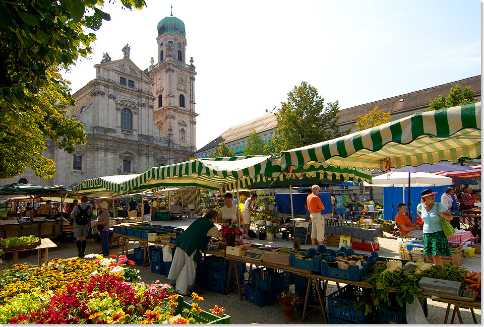 Wochenmarkt auf dem Domplatz in Passau.