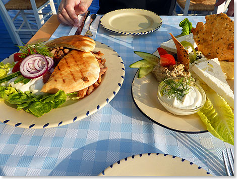 Das griechische Restaurant Taverna Dionysos in Budapest, direkt gegenber dem Anlieger, bietet perfekte griechische Kche und eine schne Aussichtsterrasse. 